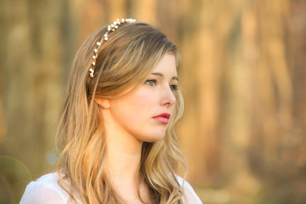 Bridal tiara with white berries, woodland bridal wreath